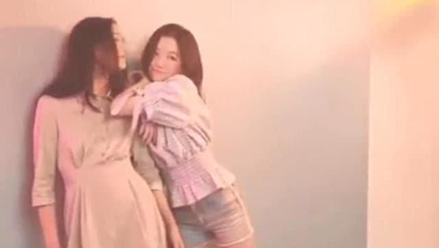 李嫣与闺蜜拍写真 真真的女大十八变！