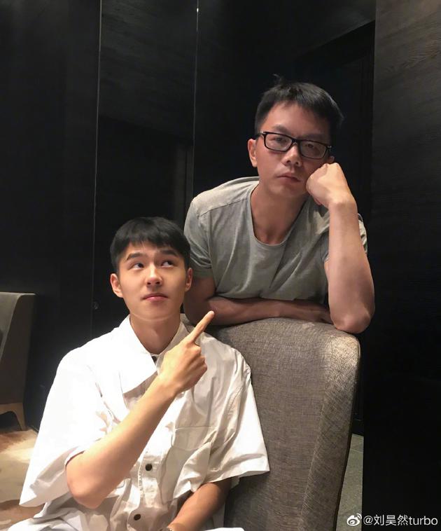 刘昊然与江南聚餐 晒对方昔日flag在线帮书粉催更