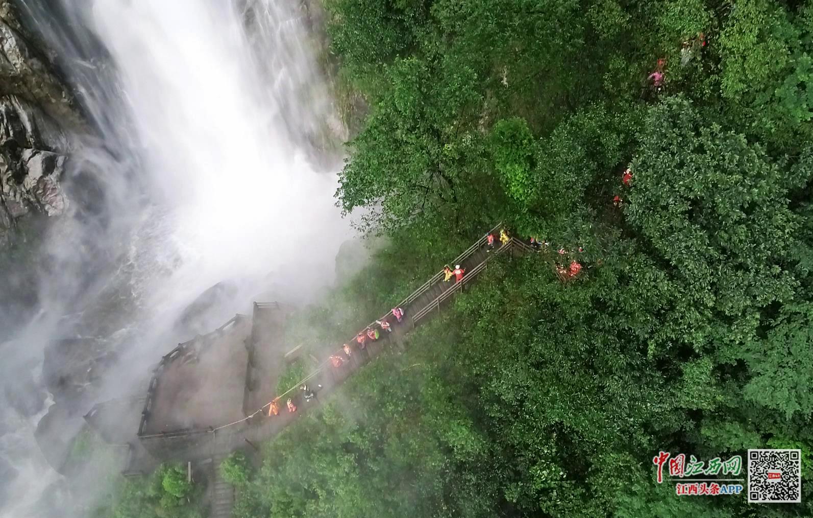 江西明月山风景区突发山洪 118名被困游客全部获救