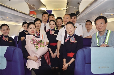飞行服务23载西安50岁“空嫂”告别蓝天