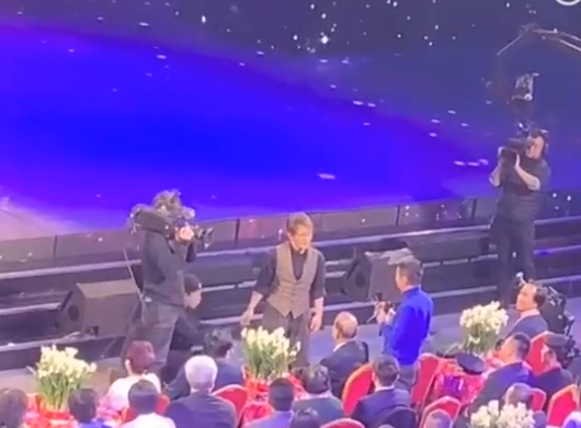 视频曝光：助手帮忙刘谦魔术中偷换壶