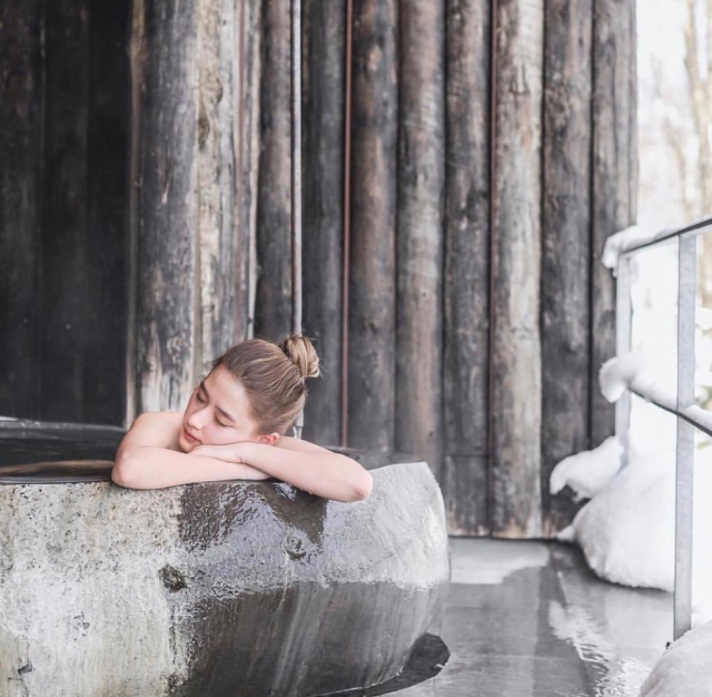 “赌王最美千金”何超莲晒美背庆祝粉丝破50万