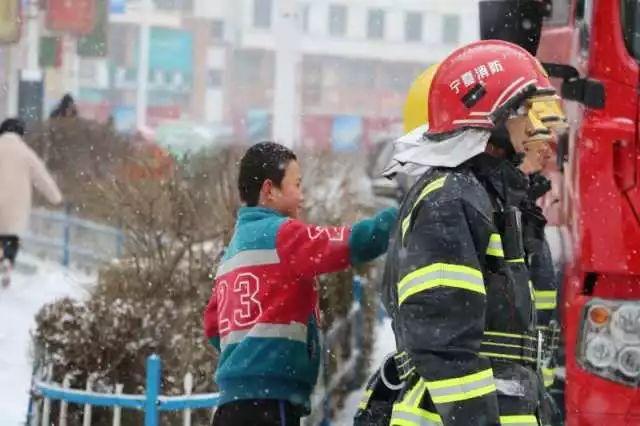 宁夏三地降雪多日，后天还有！彭阳男孩暖心举动刷