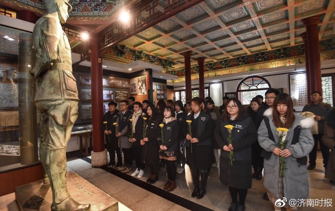 国家公祭日,山大寻访团在济南惨案纪念堂进行默哀