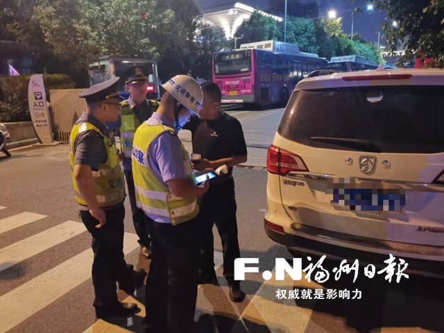 的士整治出新招　“混编”执法有实效