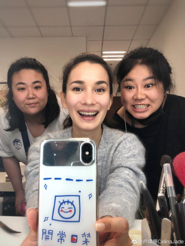 卢靖姗被传婚讯后首晒照笑容满面难掩甜蜜好心情