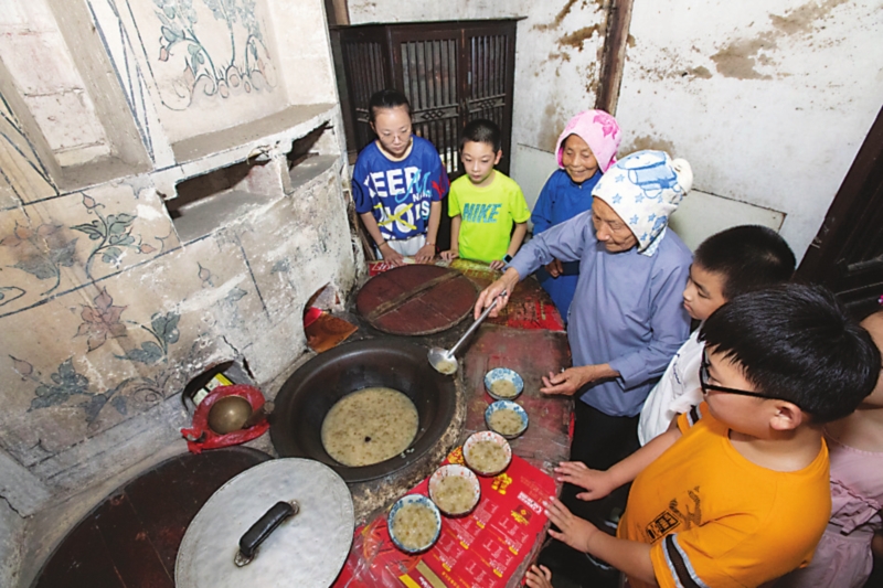 土灶熬绿豆粥 清炒西瓜皮 孩子体验老苏州消暑良方