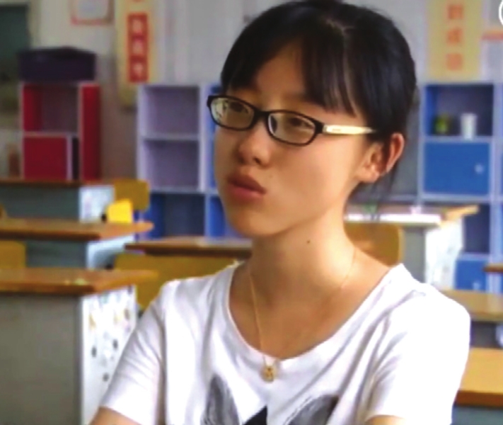 苏州女孩用照明工具和放大镜完成高考 叩开名校之门