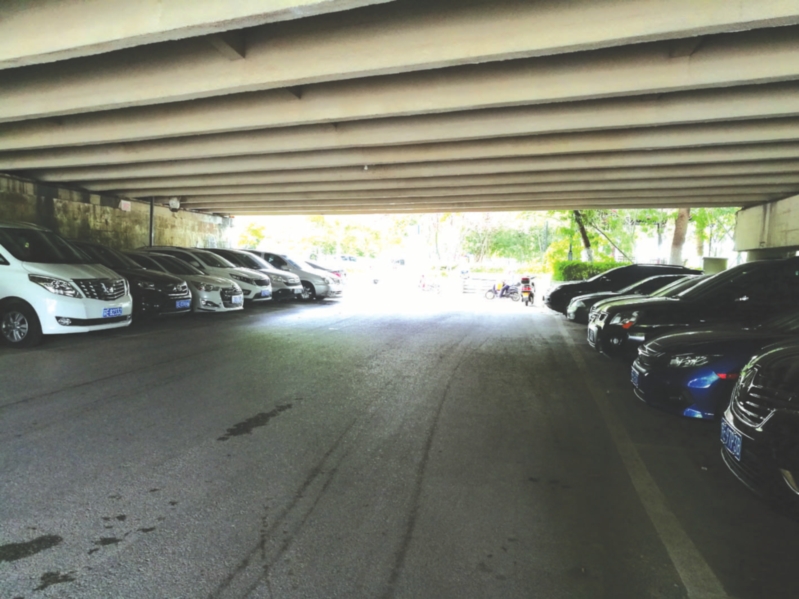 阴暗潮湿 车子乱停 干将桥桥洞急盼“亮”起来