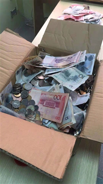 女教师离职获赔 收到15000多枚硬币