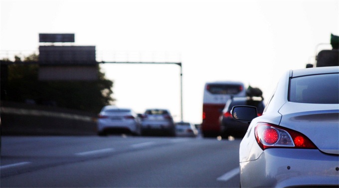 惊掉下巴！奔驰新车掉轮子 开出4S店15分钟轮子竟直接“滚”了