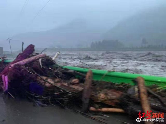 四川芦山暴雨 多条道路被冲毁无法通行 现场一片狼藉