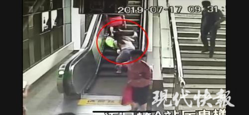82岁老人乘扶梯站立不稳向后倒去 两女孩奋力托住