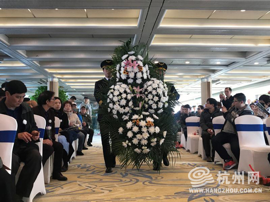 150名逝者“花落归江” 杭州第26次骨灰撒江活动举行