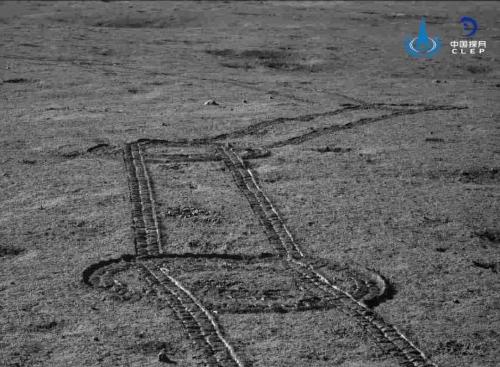 玉兔二号月球车今日下午自主唤醒开展第五月昼工作