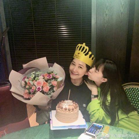 欧阳娜娜发文为妈妈庆生：平安快乐身体健康