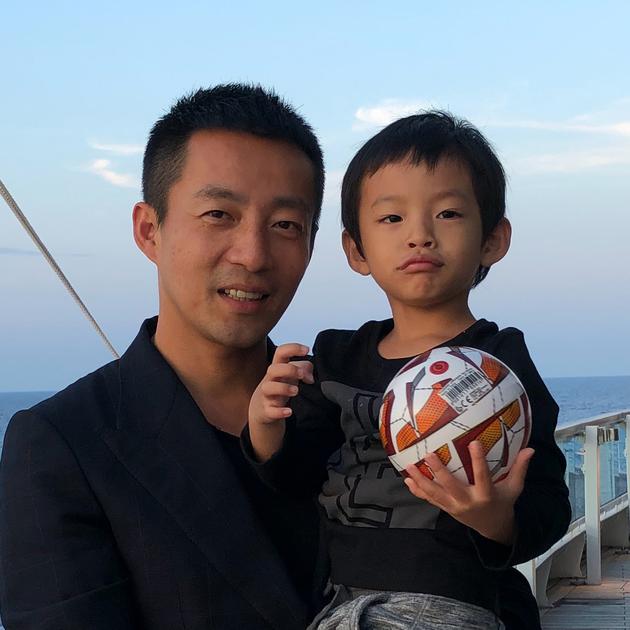 汪小菲儿子正面照曝光 才三岁就长高好多