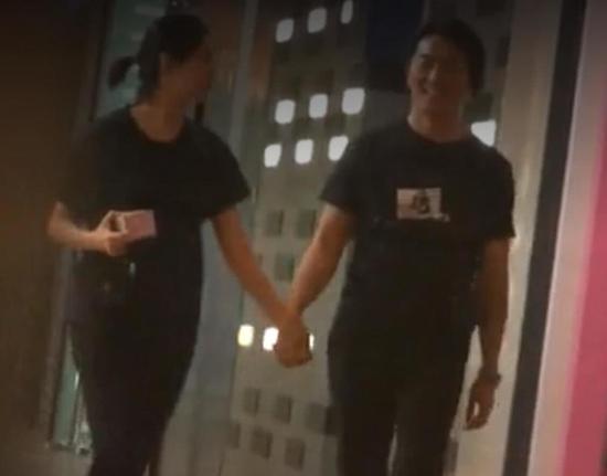 郑伊健蒙嘉慧逛街 被媒体拍下甜蜜瞬间